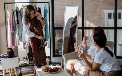 Dit is hoe je de trendkleuren van deze winter draagt voor de feestdagen